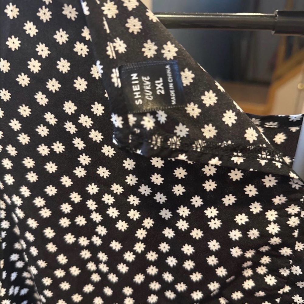 SHEIN Black and White Floral Pattern Top - Picture 3 of 3